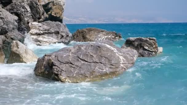 Mar turquesa, hermosas olas golpeando las rocas. Playa de Preveli en Creta, Grecia — Vídeo de stock