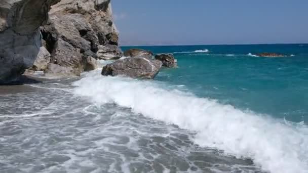 Laut pirus, ombak yang indah menghantam bebatuan. Pantai Preveli di Kreta, Yunani — Stok Video