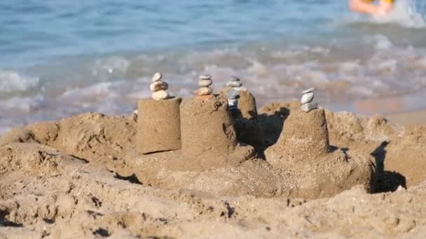 Zonlicht zand en torens op de oceanen strand zomervakantie — Stockvideo