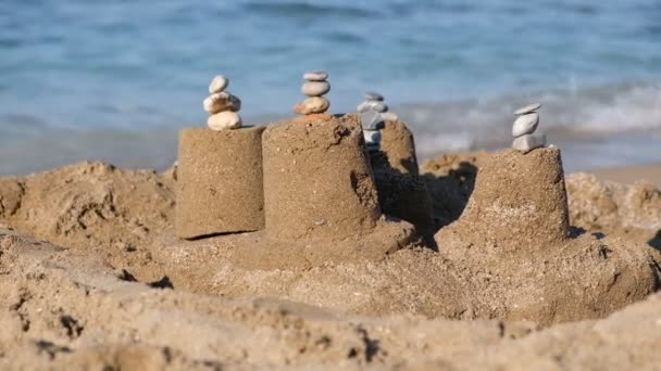 Zonlicht zand en torens op de oceanen strand zomervakantie — Stockvideo