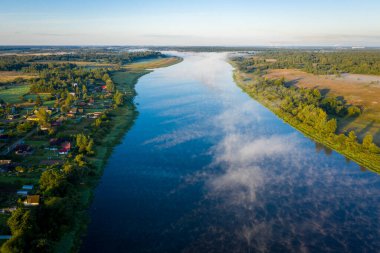 Rusya 'daki Volkhov nehrinin güzel hava manzarası. Sabahın erken saatlerinde. Sisli nehir. Nehir vadisi, sabah sisi, gün doğumunda. Yukarıdan görüntüle.