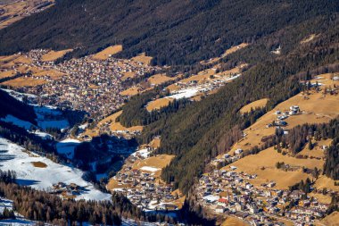 İtalya 'daki Dolomites Dağları manzarası. Kayak alanı Val Gardena. Canazei, İtalya