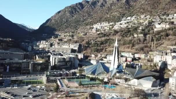 ANDORRRA LA VELLA, ANDORRA - FEBRUARI 16, 2019: Panoramisch uitzicht op Anddorra la Vella, de hoofdstad van Andorra. Winterlandschap van de stad — Stockvideo
