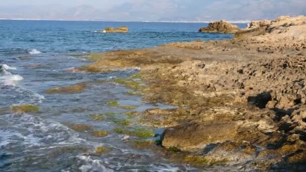 Κύματα από κοντά στην πλακόστρωτη ακτή. Κρήτη, Ελλάδα — Αρχείο Βίντεο