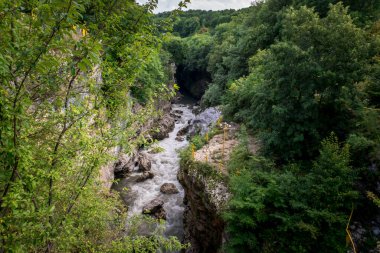 Khadzhokhsky Vadisi 'nde Belaya Nehri. Yazın. Rusya, Adygea Cumhuriyeti .