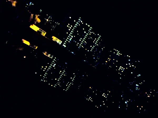夜の街の反射で — ストック写真