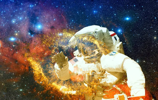 Astronaut i rymden på bakgrunden nebulosan. — Stockfoto