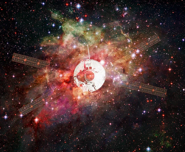 Космический корабль в туманности. Элементы этого изображения предоставлены НАСА — стоковое фото