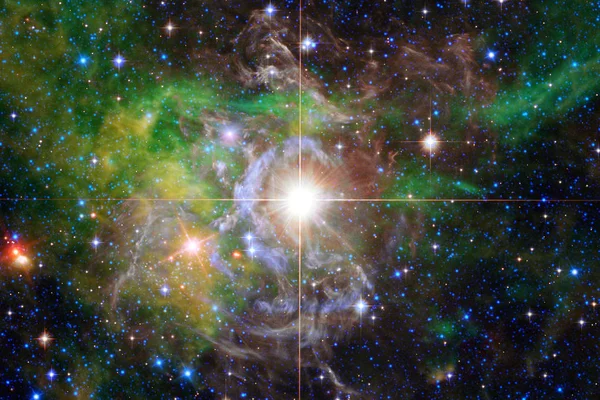 Bela nebulosa, campo estelar, aglomerado de estrelas no espaço exterior . — Fotografia de Stock