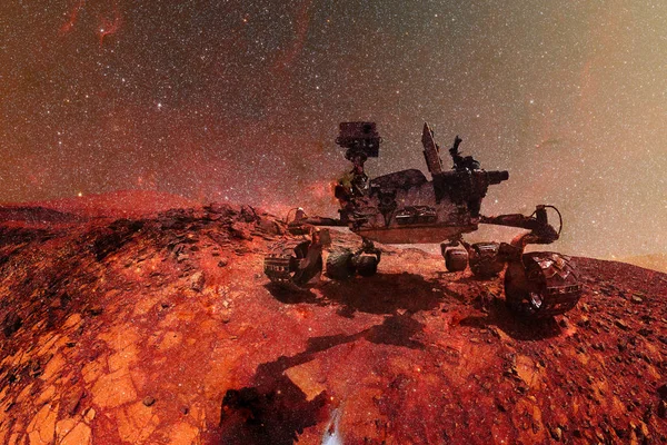 Цікавий марсохід, що досліджує поверхню червоної планети . — стокове фото