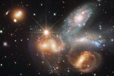 Nebula ve galaksiler uzayda. Bu görüntünün elementleri NASA tarafından desteklenmektedir.