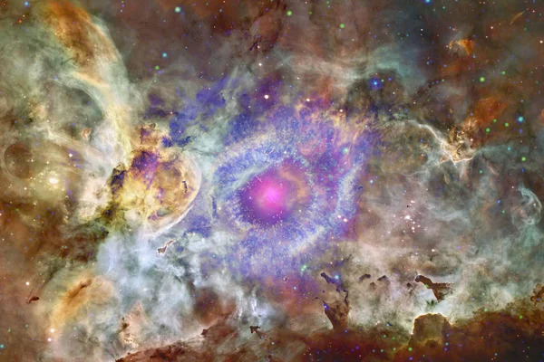 Bela galáxia e aglomerado de estrelas na noite do espaço . — Fotografia de Stock