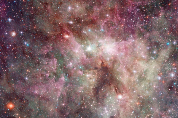 令人难以置信的美丽星系在深空的某个地方。科幻小说壁纸. — 图库照片