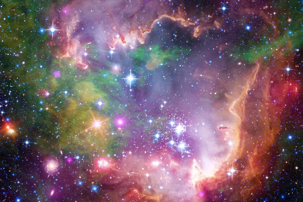Bulutsular ve uzayda çok yıldız. Nasa tarafından döşenmiş bu görüntü unsurları.