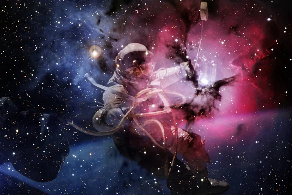 Astronot, uzay yürüyüşü. Derin uzay güzelliği. Nasa tarafından döşenmiş bu görüntü unsurları