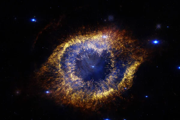 Galakside bir yerlerde derin uzay. Evren güzelliği. Nasa tarafından döşenmiş bu görüntü unsurları