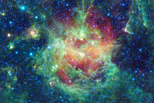 Hermosa nebulosa y estrellas brillantes en el espacio exterior, universo misterioso brillante . — Foto de Stock