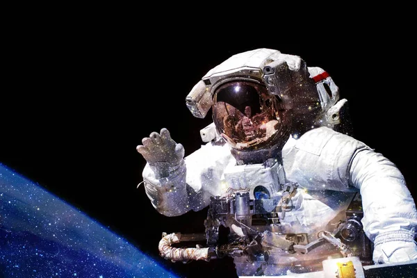 Astronaut im Weltraum. Elemente dieses Bildes von der nasa — Stockfoto