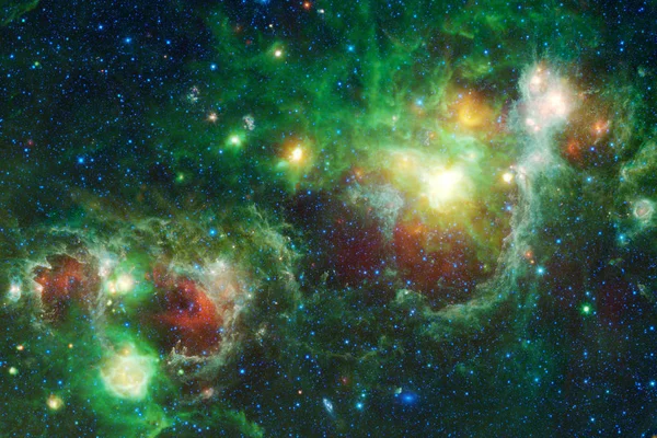 Νεφελώματα και αστέρια σε εξωτερικό χώρο, λαμπερό μυστηριώδη σύμπαν. — Φωτογραφία Αρχείου