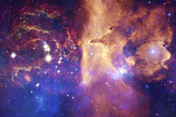 Bela galáxia e aglomerado de estrelas na noite do espaço . — Fotografia de Stock