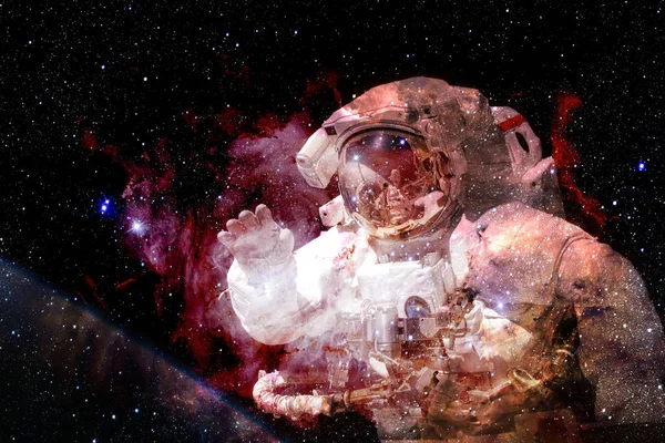 Astronaut v hlubokém vesmíru. Prvky tohoto obrázku jsou podle Nasa — Stock fotografie