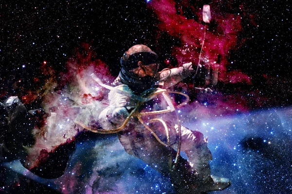 Astronot, uzay yürüyüşü. Derin uzay güzelliği. — Stok fotoğraf