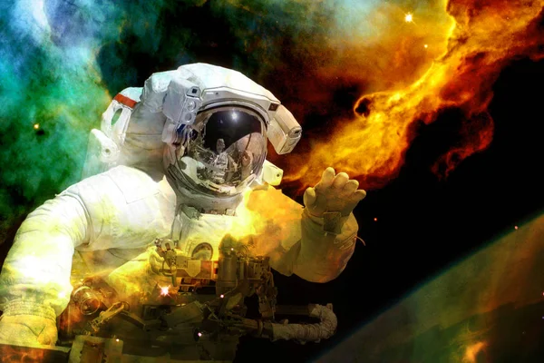 Derin uzayda astronot. Nasa tarafından döşenmiş bu görüntü unsurları — Stok fotoğraf