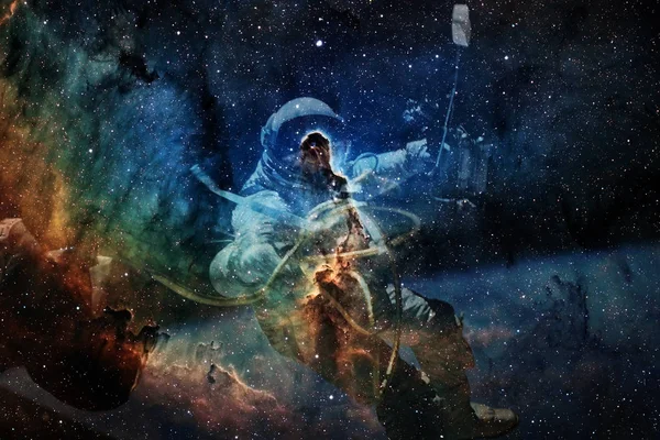 Αστροναύτης στο διαστημικός περίπατος. Ομορφιά του βαθιού διαστήματος. — Φωτογραφία Αρχείου