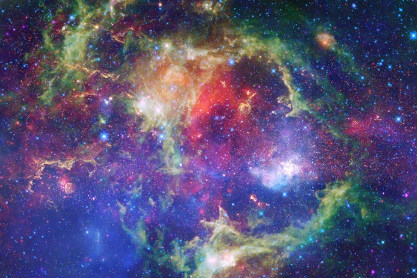 Scène de l'univers avec étoiles brillantes et galaxies dans l'espace lointain . — Photo