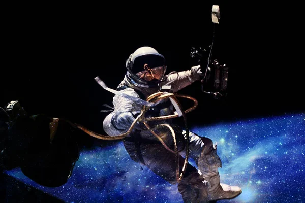 Astronaute à la sortie spatiale. Beauté de l'espace profond . — Photo
