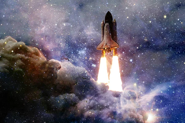 Raumfähre hebt zu einer Mission ab. — Stockfoto