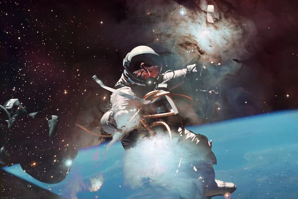 Astronaut på rymdpromenad. Skönheten i rymden. — Stockfoto