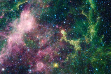 Uzayda bir yerde harika güzel bulutsu.