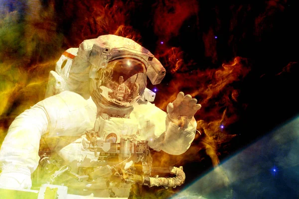 Астронавт в глибокий космос. Елементи цього зображенні мебльовані НАСА — стокове фото