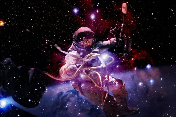 Астронавт на прогулянці. Краса глибокого космосу . — стокове фото