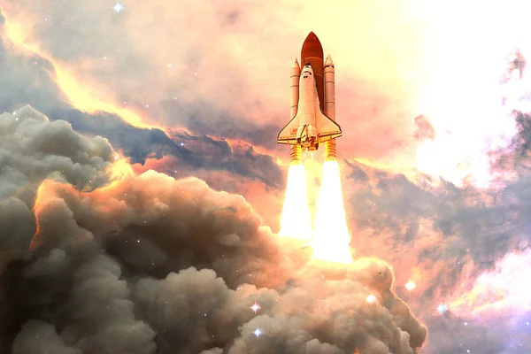 Raumfähre hebt zu einer Mission ab. — Stockfoto