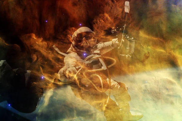 Astronauta en la caminata espacial. Belleza del espacio profundo . — Foto de Stock