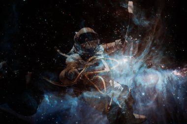Astronot, uzay yürüyüşü. Derin uzay güzelliği.