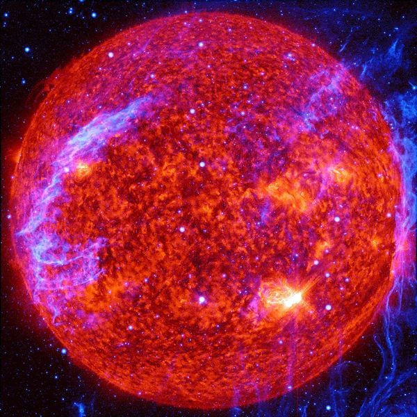 Una estrella extremadamente caliente. plasma líquido. Elementos de esta imagen proporcionados por la NASA . —  Fotos de Stock