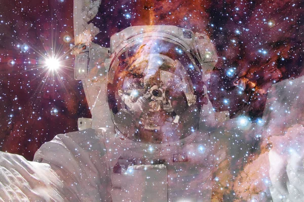Astronot Nebula Uzayın Derinliklerinde Bir Yıldız Kümesi Bilim Kurgu Sanatı — Stok fotoğraf