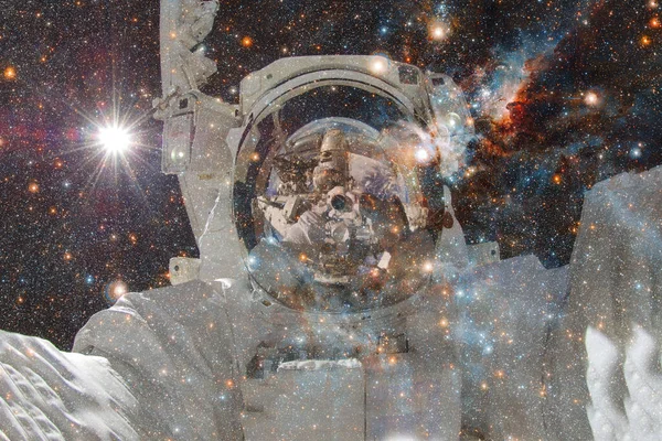 Astronaut Nebulosa Stjärnhopar Rymden Science Fiction Konst Delar Denna Bild — Stockfoto