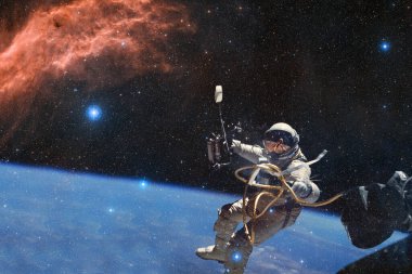 Astronot. Nebula, uzayın derinliklerinde bir yıldız kümesi. Bilim kurgu sanatı. Bu görüntünün elementleri NASA tarafından desteklenmektedir