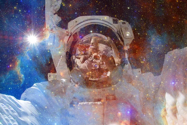 Astronaut Mlhovina Shluk Hvězd Hlubokém Vesmíru Science Fiction Art Prvky — Stock fotografie