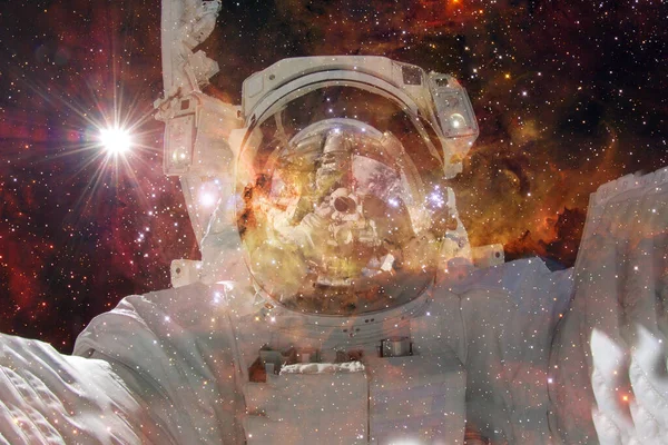 Astronaut Mlhovina Shluk Hvězd Hlubokém Vesmíru Science Fiction Art Prvky — Stock fotografie