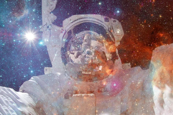 Астронавт Туманність Скупчення Зірок Глибокому Космосі Мистецтво Наукової Фантастики Елементи — стокове фото