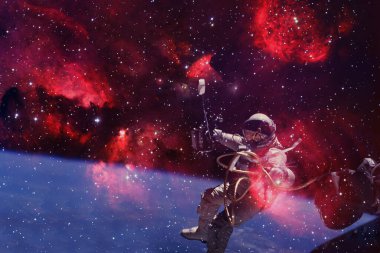 Astronot. Nebula, uzayın derinliklerinde bir yıldız kümesi. Bilim kurgu sanatı. Bu görüntünün elementleri NASA tarafından desteklenmektedir