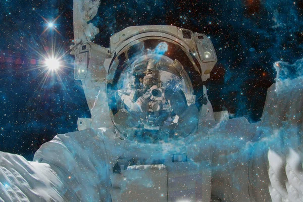 Astronaut Nebulosa Stjärnhopar Rymden Science Fiction Konst Delar Denna Bild — Stockfoto