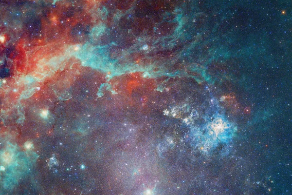 Derin uzayda bir yerde güzel bir galaksi. Kozmik duvar kağıdı. Bu görüntünün elementleri NASA tarafından desteklenmektedir