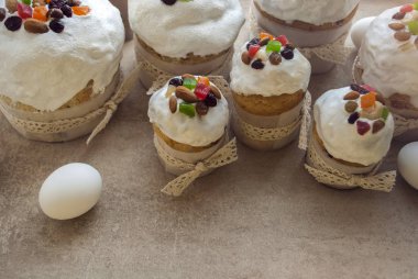 Geleneksel Paskalya kek ve yumurta. Üstten görünüm. Kopya alanı