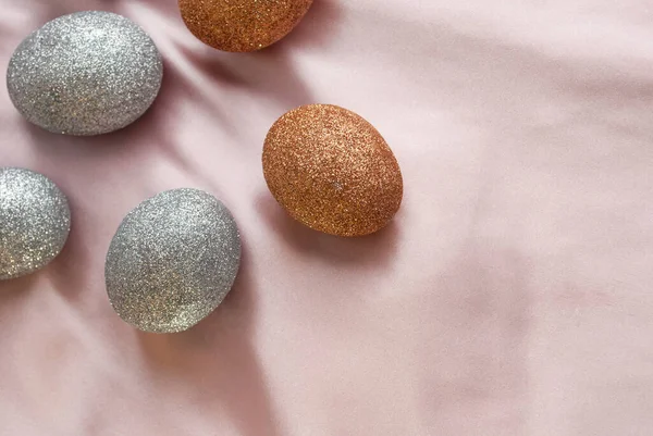 Zlatá Stříbrná Velikonoční Vajíčka Růžovém Korálovém Pozadí — Stock fotografie